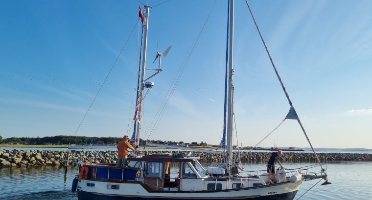 Nauticat 33 med rullesejl