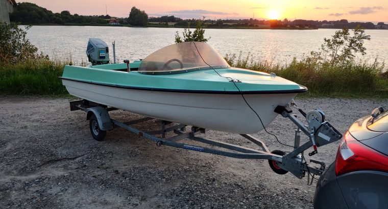 13,5 fods speedbåd, 40hk Suzuki m. Trailer