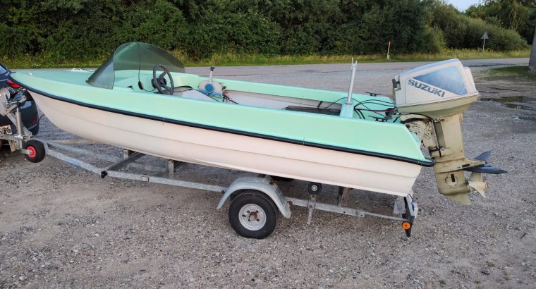 13,5 fods speedbåd, 40hk Suzuki m. Trailer