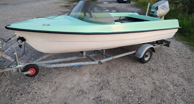 13,5 fods speedbåd, 40hk Suzuki m. Trailer